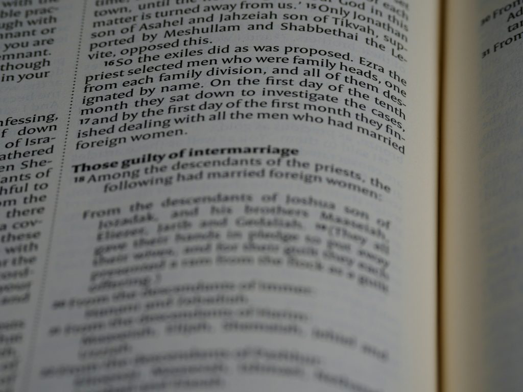 nahaufnahme-eines-buches-mit-einer-geoffneten-seite-EvktsSGnCxA