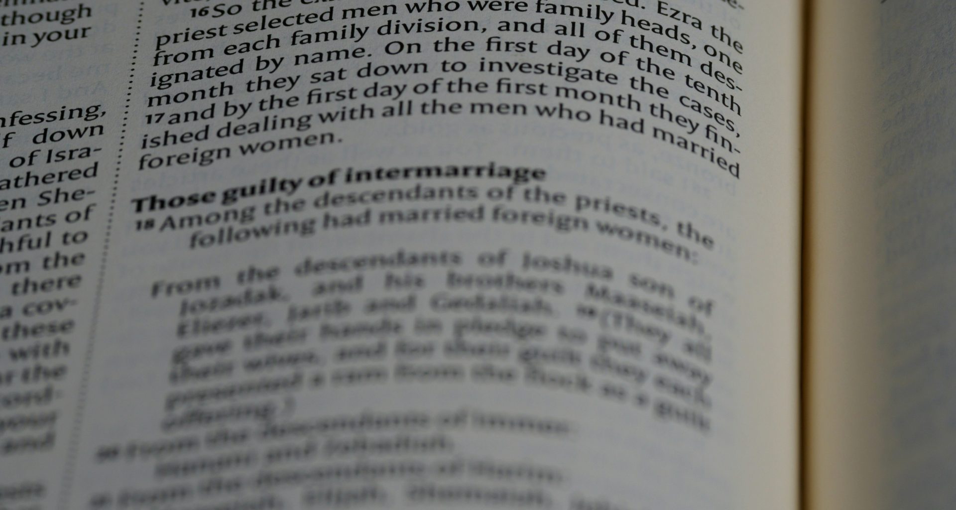 nahaufnahme-eines-buches-mit-einer-geoffneten-seite-EvktsSGnCxA