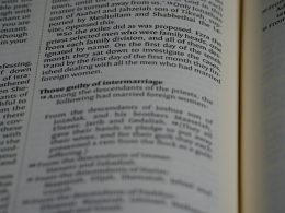 nahaufnahme-eines-buches-mit-einer-geoffneten-seite-EvktsSGnCxA