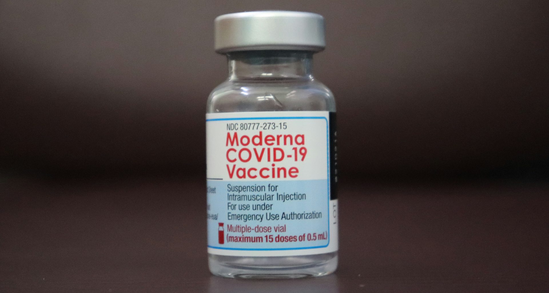 eine-nahaufnahme-einer-flasche-medizin-auf-einem-tisch-6nnU2Da14b8