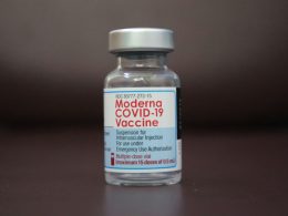 eine-nahaufnahme-einer-flasche-medizin-auf-einem-tisch-6nnU2Da14b8