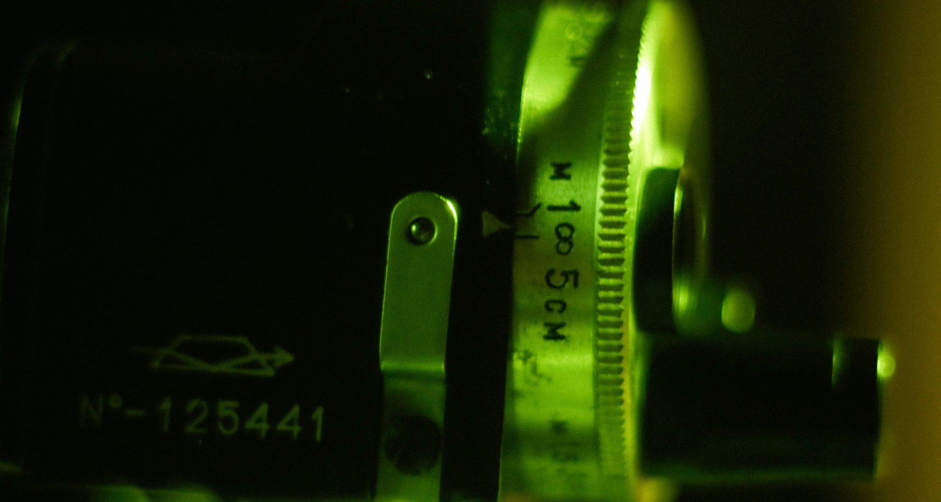 nahaufnahme-einer-kamera-mit-massband-FHsNrn4EJgo