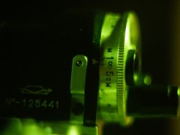 nahaufnahme-einer-kamera-mit-massband-FHsNrn4EJgo