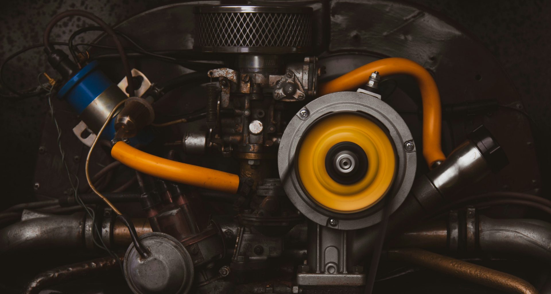 nahaufnahme-eines-automotors-mit-gelben-schlauchen-41M7Xr6cEks