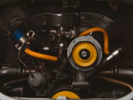 nahaufnahme-eines-automotors-mit-gelben-schlauchen-41M7Xr6cEks