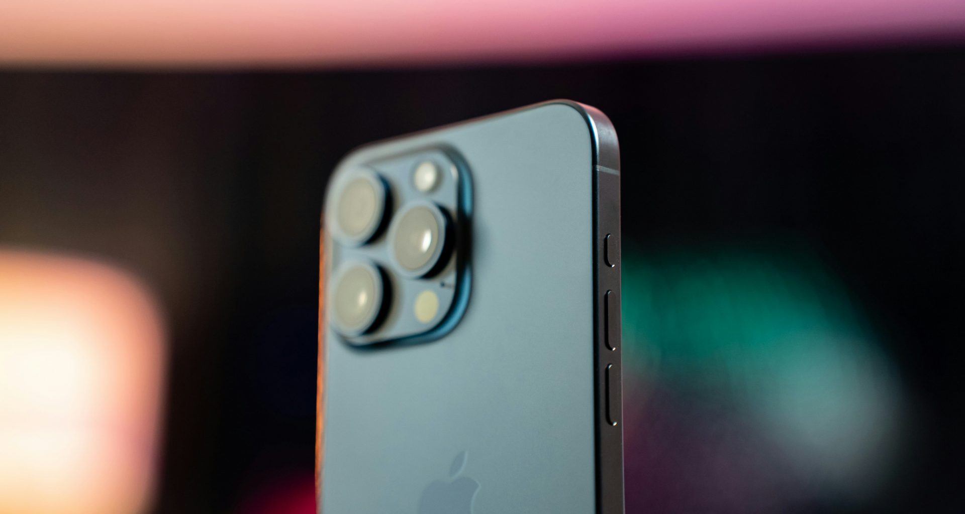 nahaufnahme-eines-mobiltelefons-mit-verschwommenem-hintergrund-V5ZJN0VYtrk