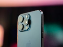 nahaufnahme-eines-mobiltelefons-mit-verschwommenem-hintergrund-V5ZJN0VYtrk