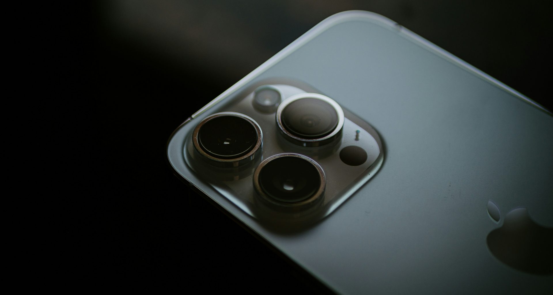 eine-nahaufnahme-eines-handys-mit-einer-kamera-SfWZf5Z0xVc