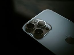 eine-nahaufnahme-eines-handys-mit-einer-kamera-SfWZf5Z0xVc