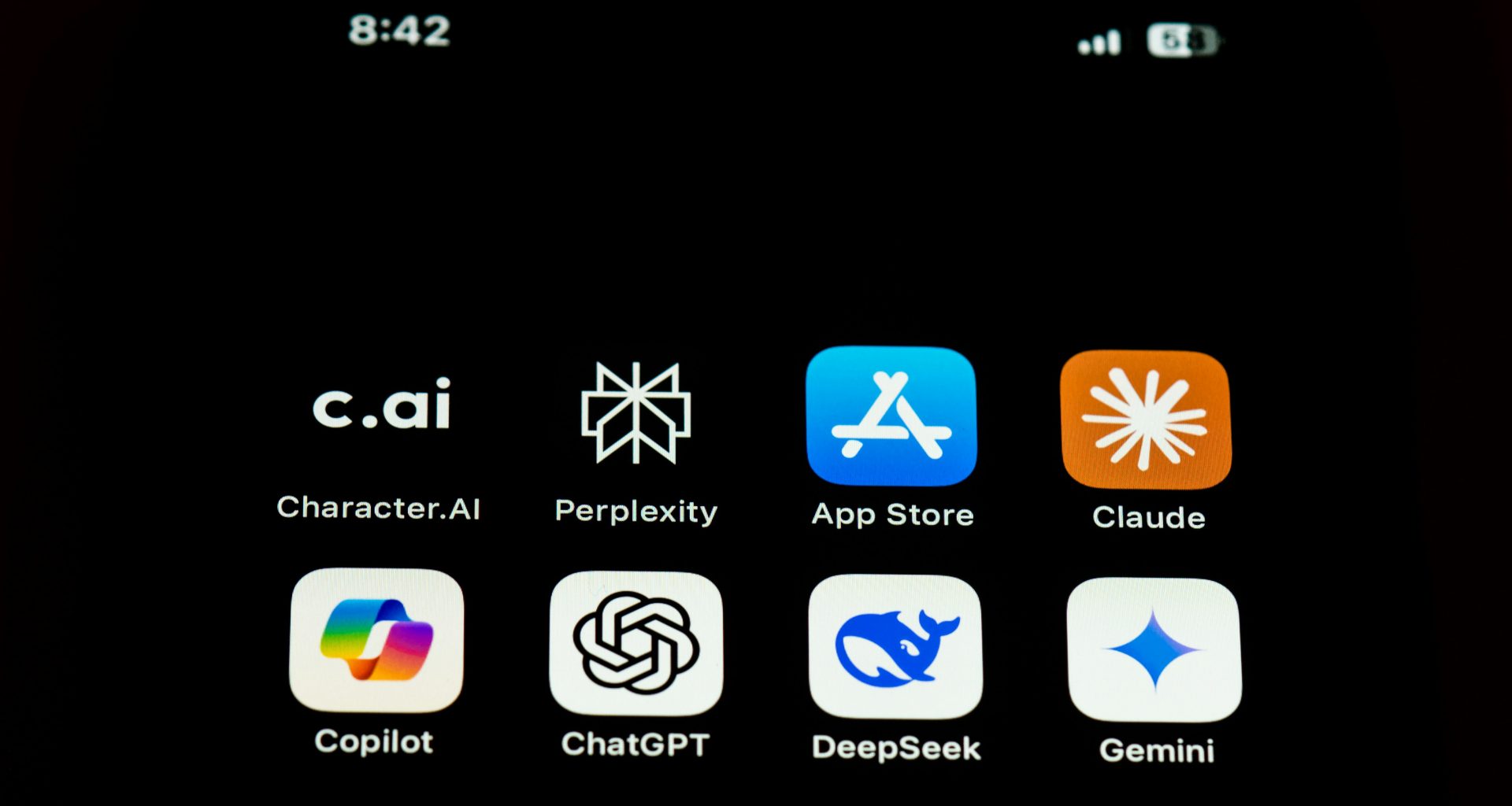 eine-nahaufnahme-eines-handys-mit-symbolen-darauf-gEpncIlZq7c