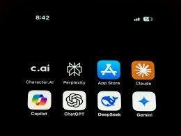 eine-nahaufnahme-eines-handys-mit-symbolen-darauf-gEpncIlZq7c