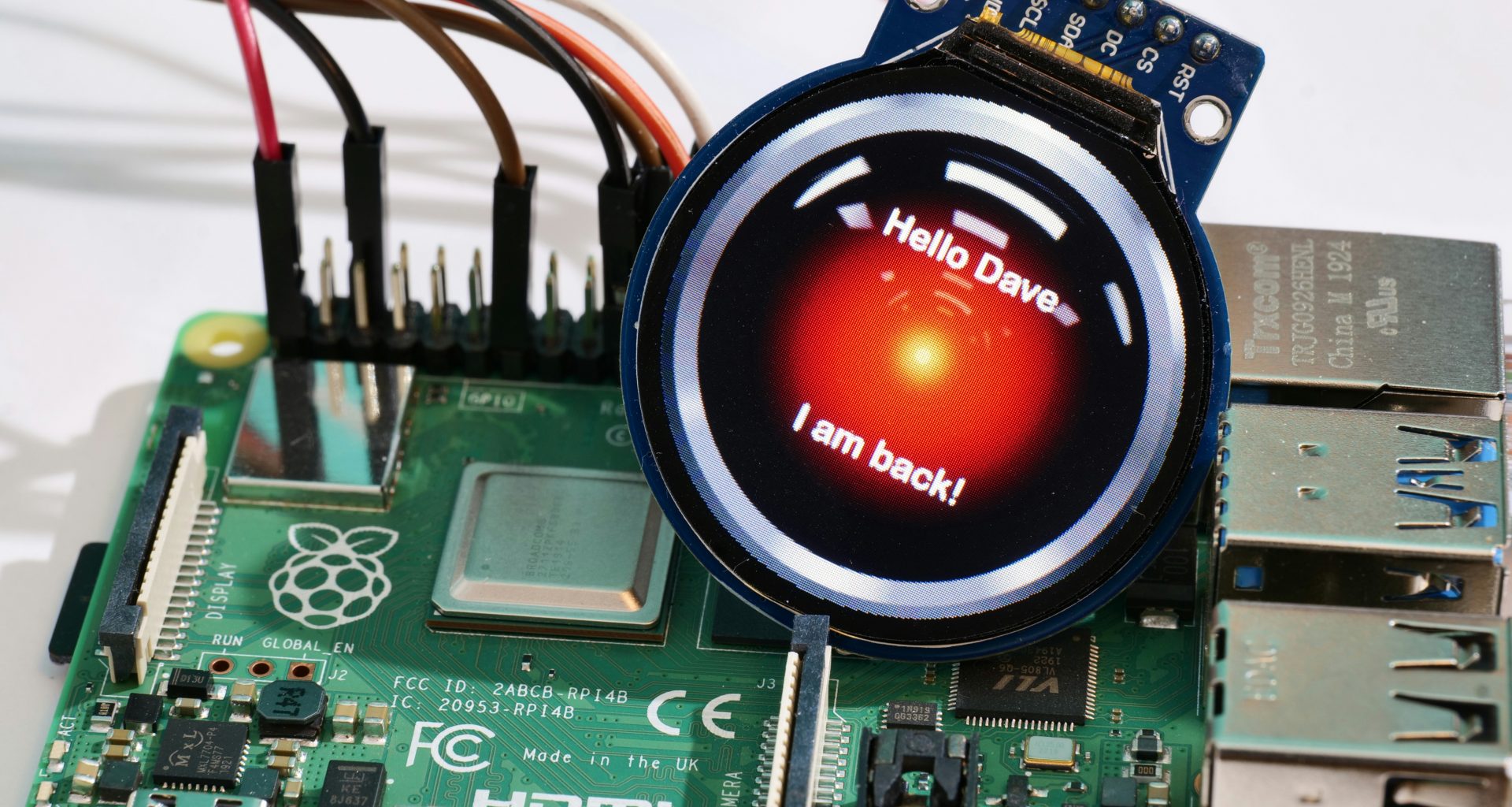 eine-nahaufnahme-einer-uhr-auf-einem-brett-LvisS8DAWWk