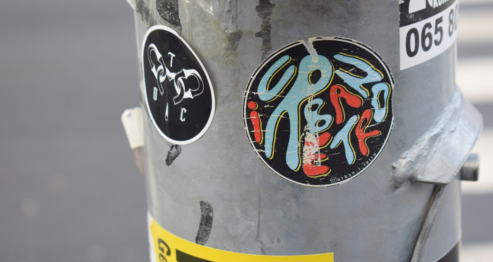 nahaufnahme-eines-hydranten-mit-aufklebern-darauf-7ZpEodP5zW4