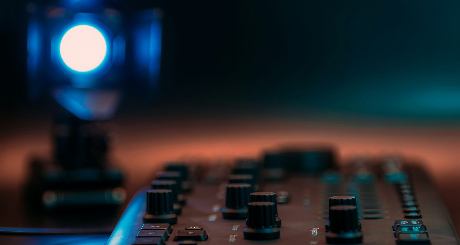 nahaufnahme-einer-tastatur-mit-einem-licht-im-hintergrund-0gh_AVnUi_w