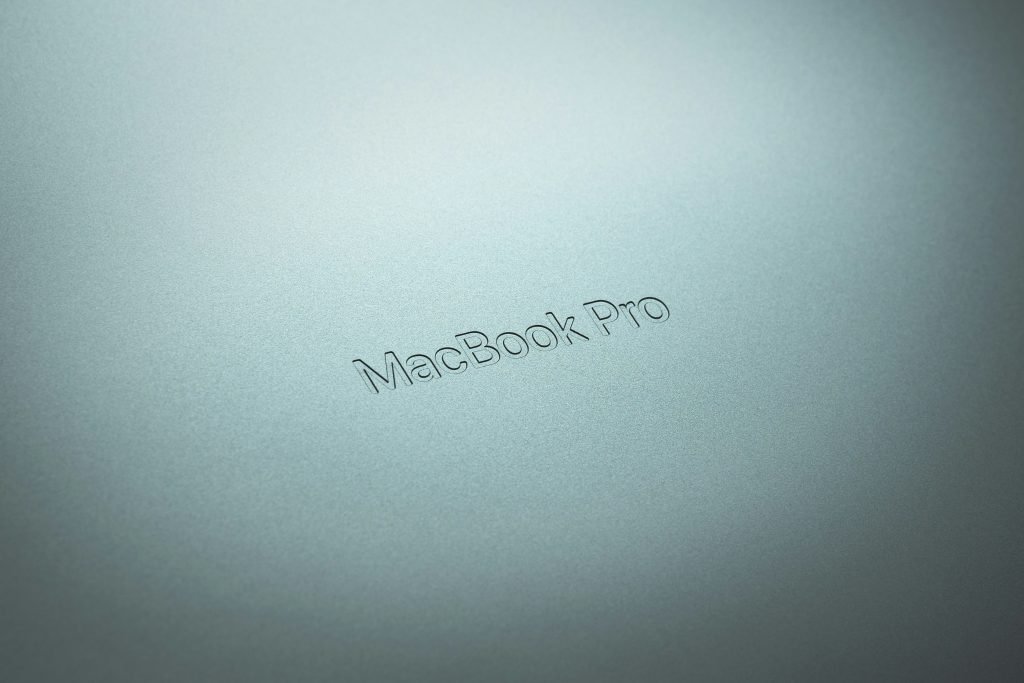 eine-nahaufnahme-eines-macbook-pro-logos-G5OckJvgb8o