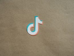 nahaufnahme-eines-papierausschnitts-aus-dem-buchstaben-j-4CjCjps7azE