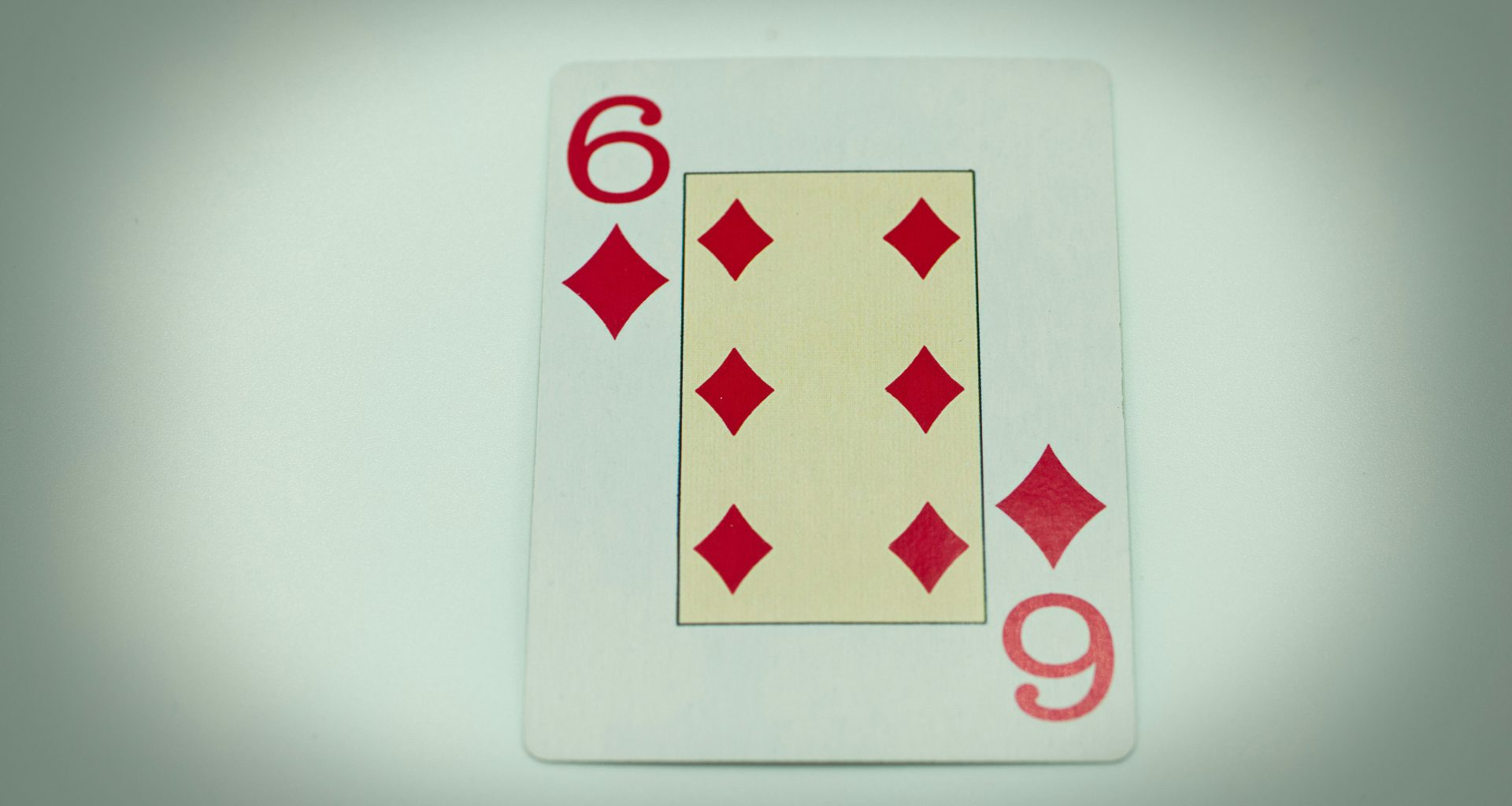 eine-nahaufnahme-einer-spielkarte-auf-einem-tisch-pXRfPBdfn6c