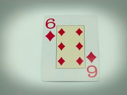 eine-nahaufnahme-einer-spielkarte-auf-einem-tisch-pXRfPBdfn6c