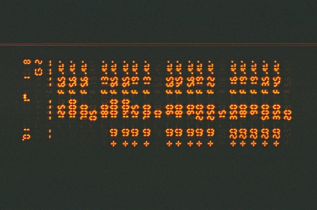 eine-nahaufnahme-eines-schildes-mit-vielen-punkten-darauf-ZPKJ3dEA88c