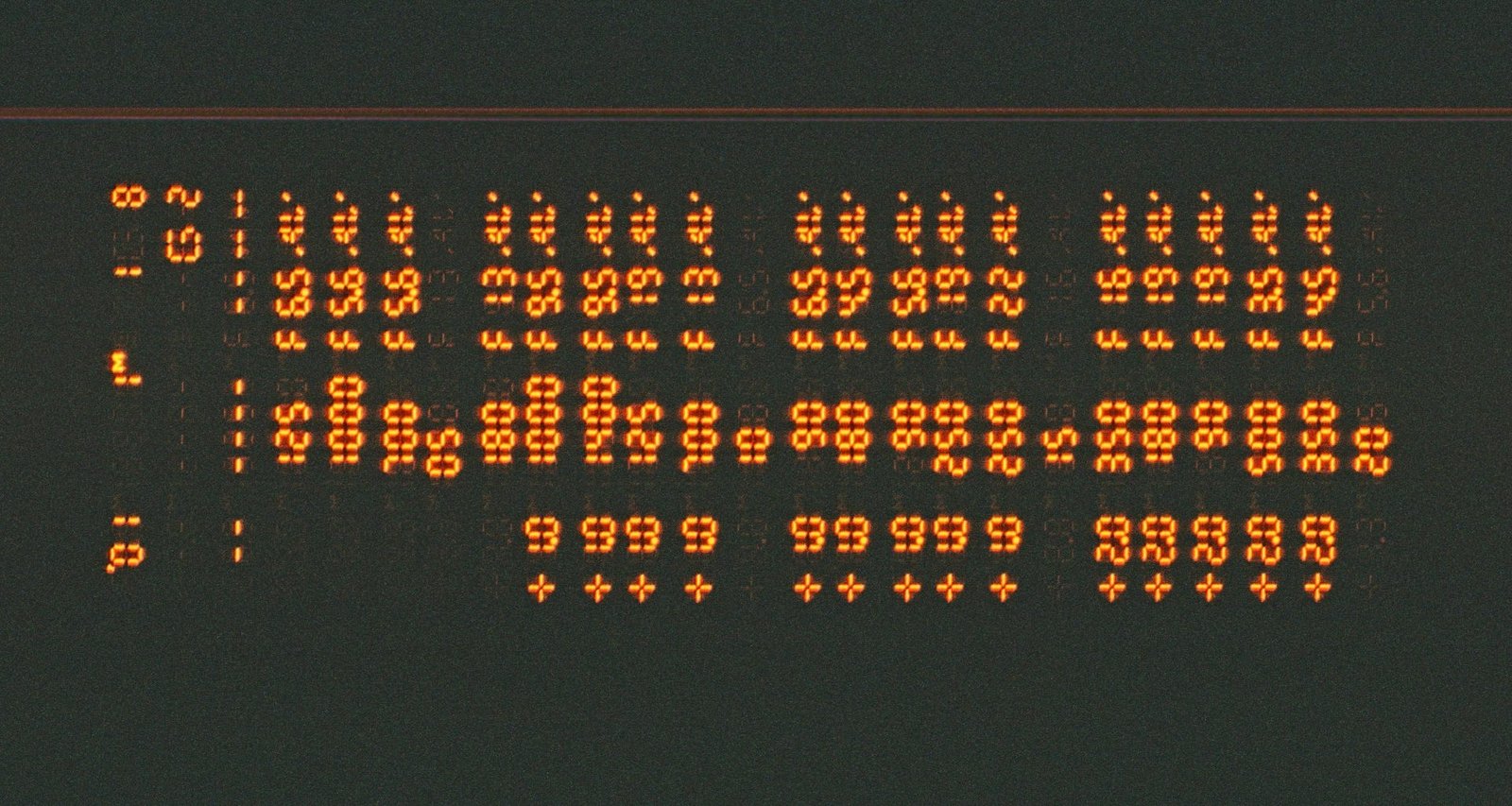 eine-nahaufnahme-eines-schildes-mit-vielen-punkten-darauf-ZPKJ3dEA88c