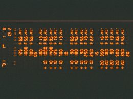eine-nahaufnahme-eines-schildes-mit-vielen-punkten-darauf-ZPKJ3dEA88c