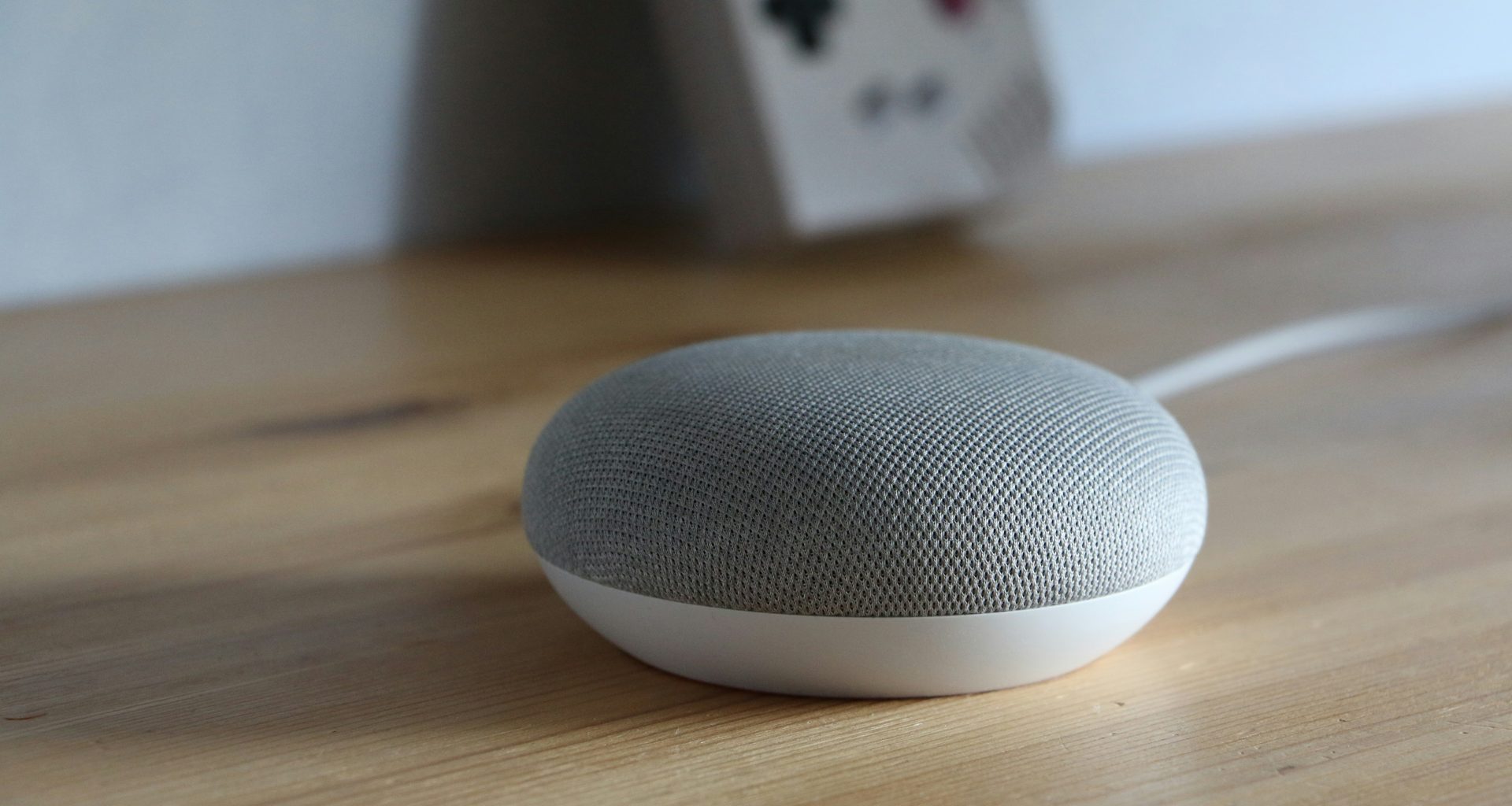 nahaufnahme-eines-sprechers-auf-einem-tisch-XCH03_cdWTA