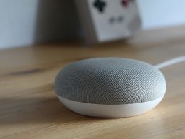 nahaufnahme-eines-sprechers-auf-einem-tisch-XCH03_cdWTA