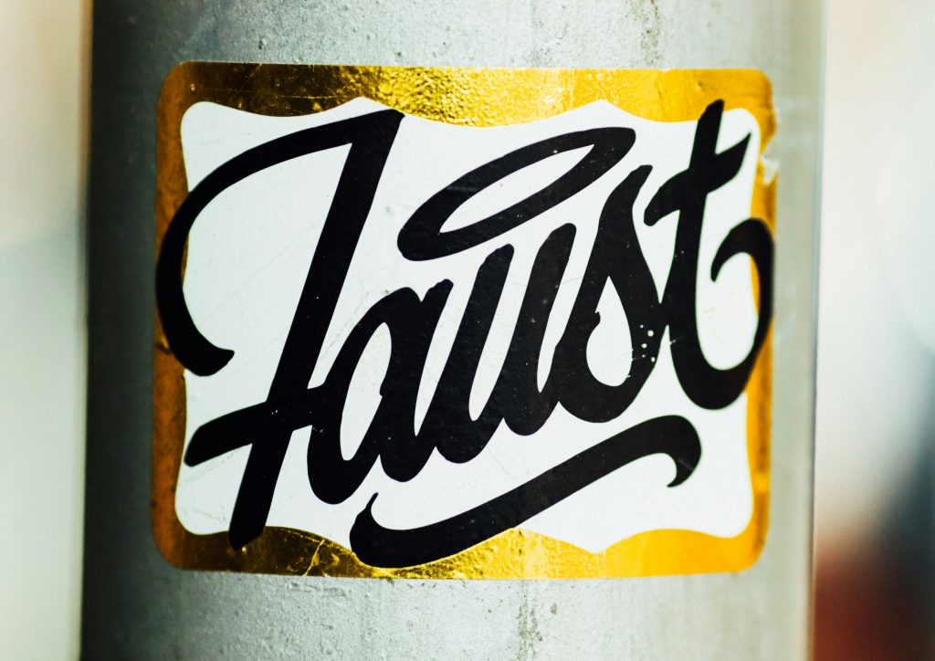 eine-nahaufnahme-eines-aufklebers-auf-einer-stange-6bOOKTXfE0Y