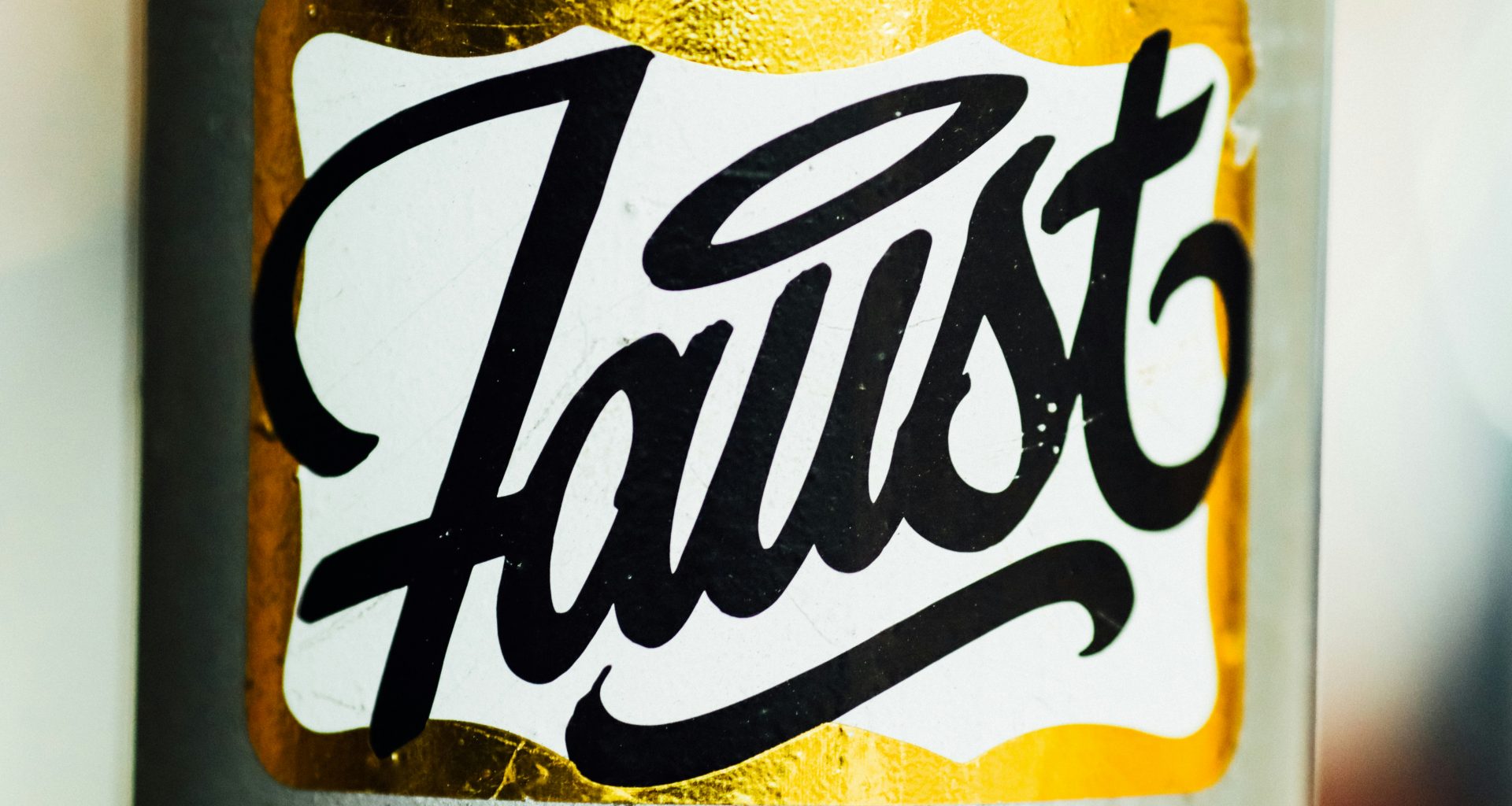 eine-nahaufnahme-eines-aufklebers-auf-einer-stange-6bOOKTXfE0Y