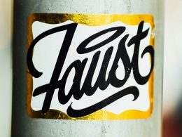 eine-nahaufnahme-eines-aufklebers-auf-einer-stange-6bOOKTXfE0Y