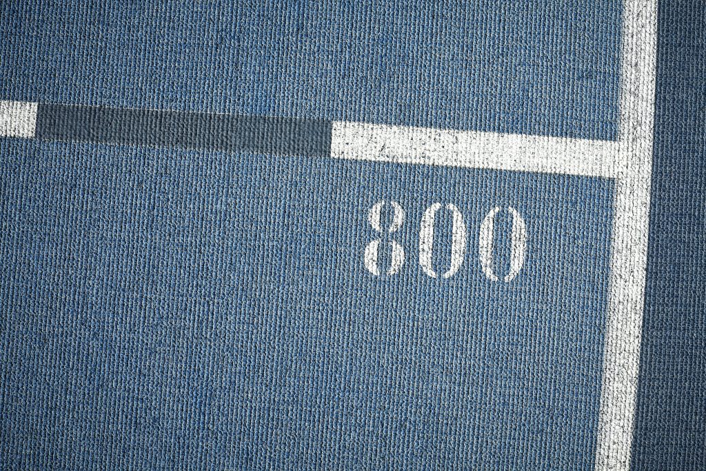 eine-nahaufnahme-eines-strassenschilds-an-einem-gebaude-Xb745p9PdA4