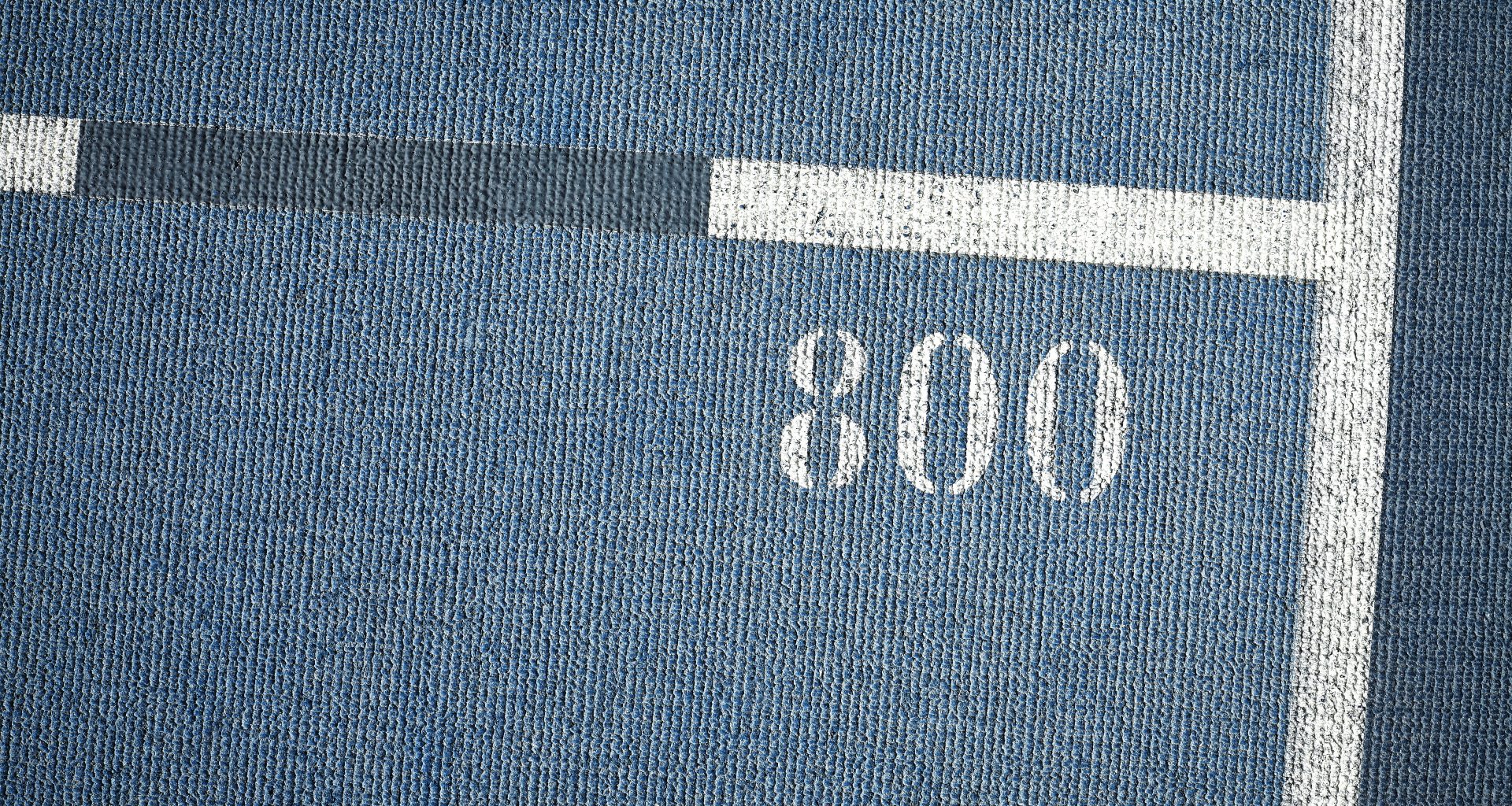 eine-nahaufnahme-eines-strassenschilds-an-einem-gebaude-Xb745p9PdA4