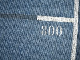 eine-nahaufnahme-eines-strassenschilds-an-einem-gebaude-Xb745p9PdA4