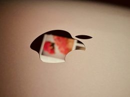nahaufnahme-eines-apple-logos-auf-einem-laptop-3eOGaJao3hU