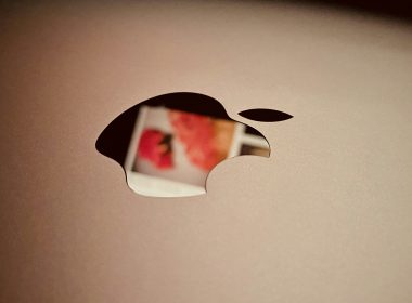 nahaufnahme-eines-apple-logos-auf-einem-laptop-3eOGaJao3hU