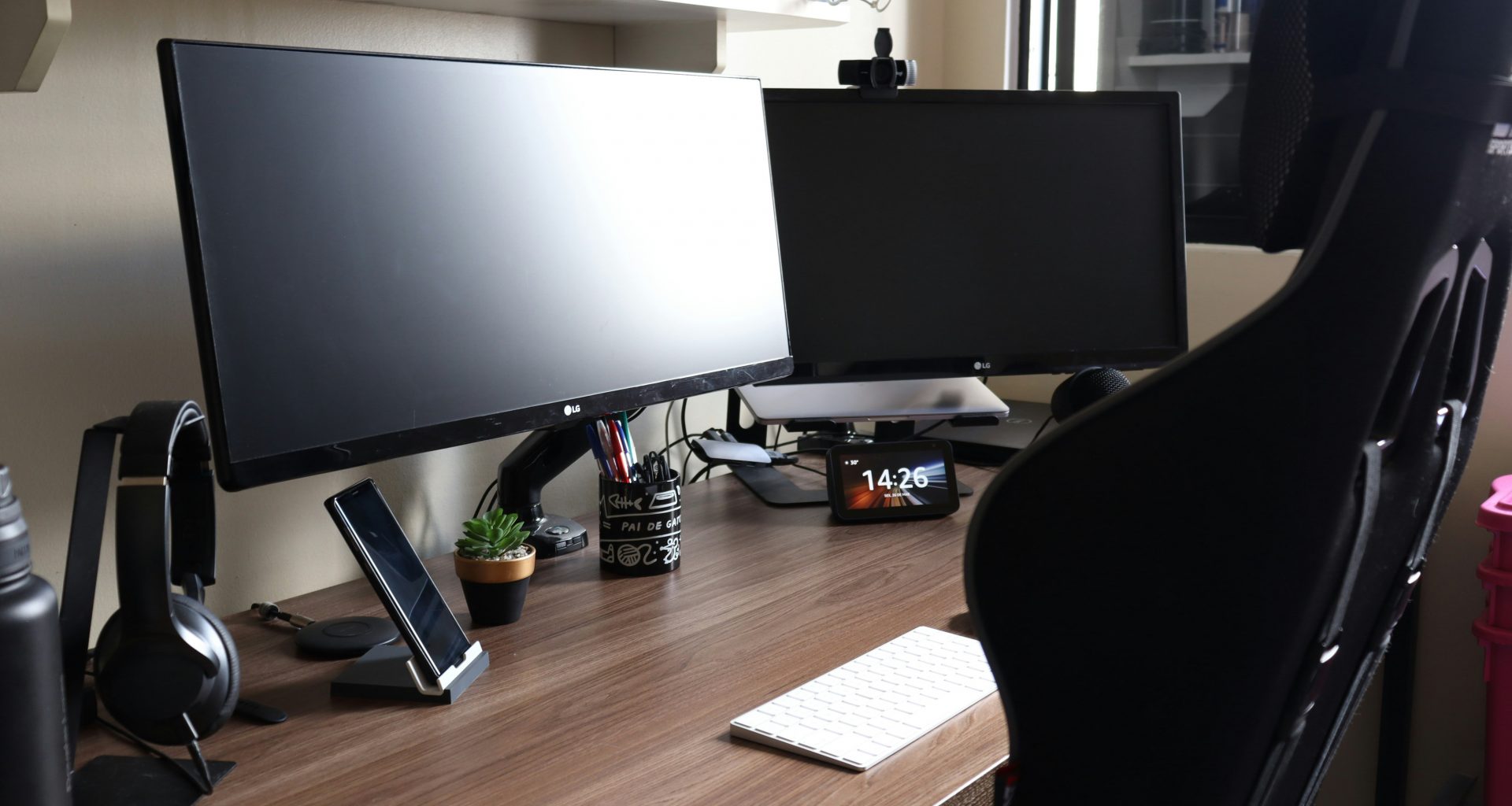 ein-computertisch-mit-monitor-und-tastatur-5ZOQZGm_LHk