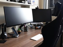 ein-computertisch-mit-monitor-und-tastatur-5ZOQZGm_LHk