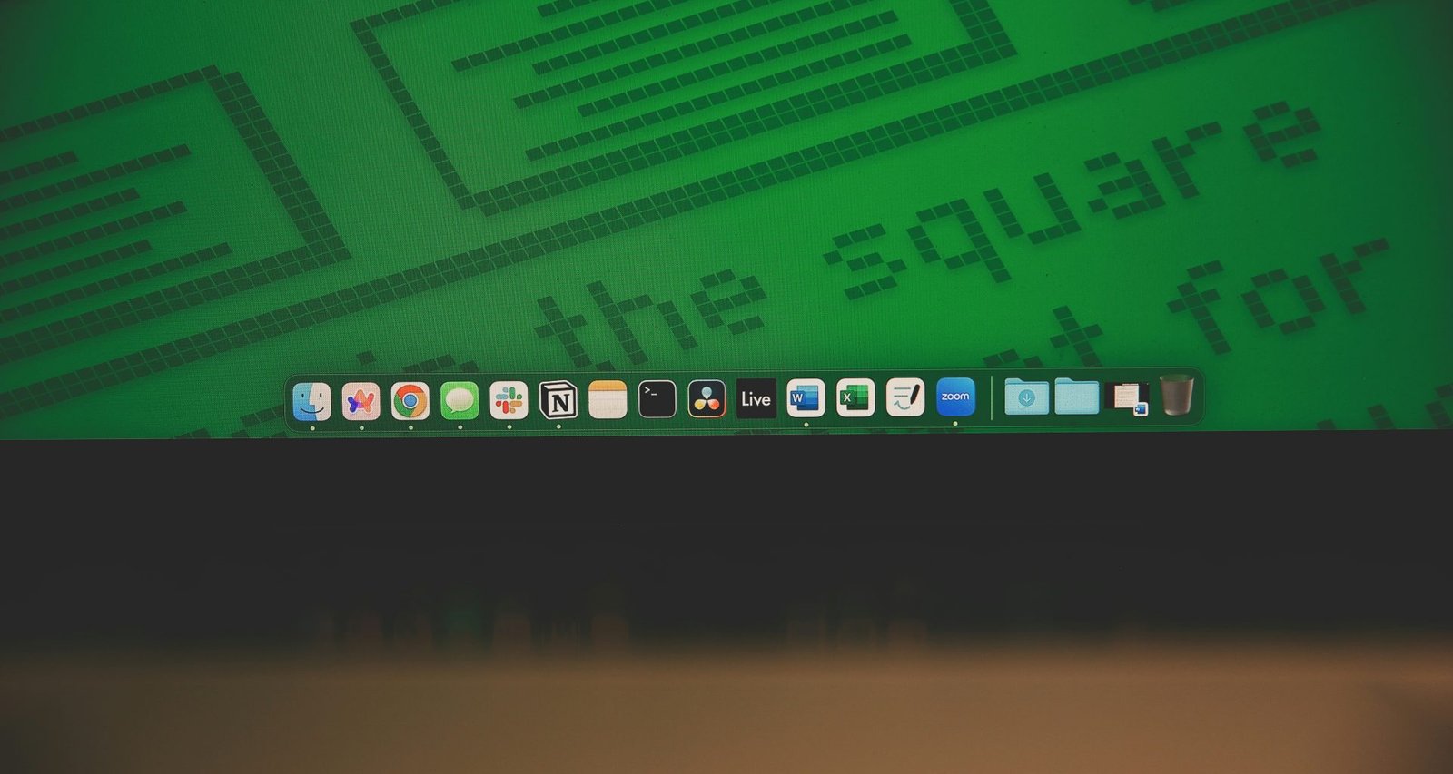 ein-computerbildschirm-mit-grunem-hintergrund-GutyUBoFQvw