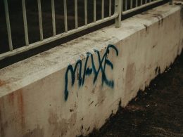 eine-betonwand-mit-blauem-graffiti-darauf-bUjuoCEIw5o