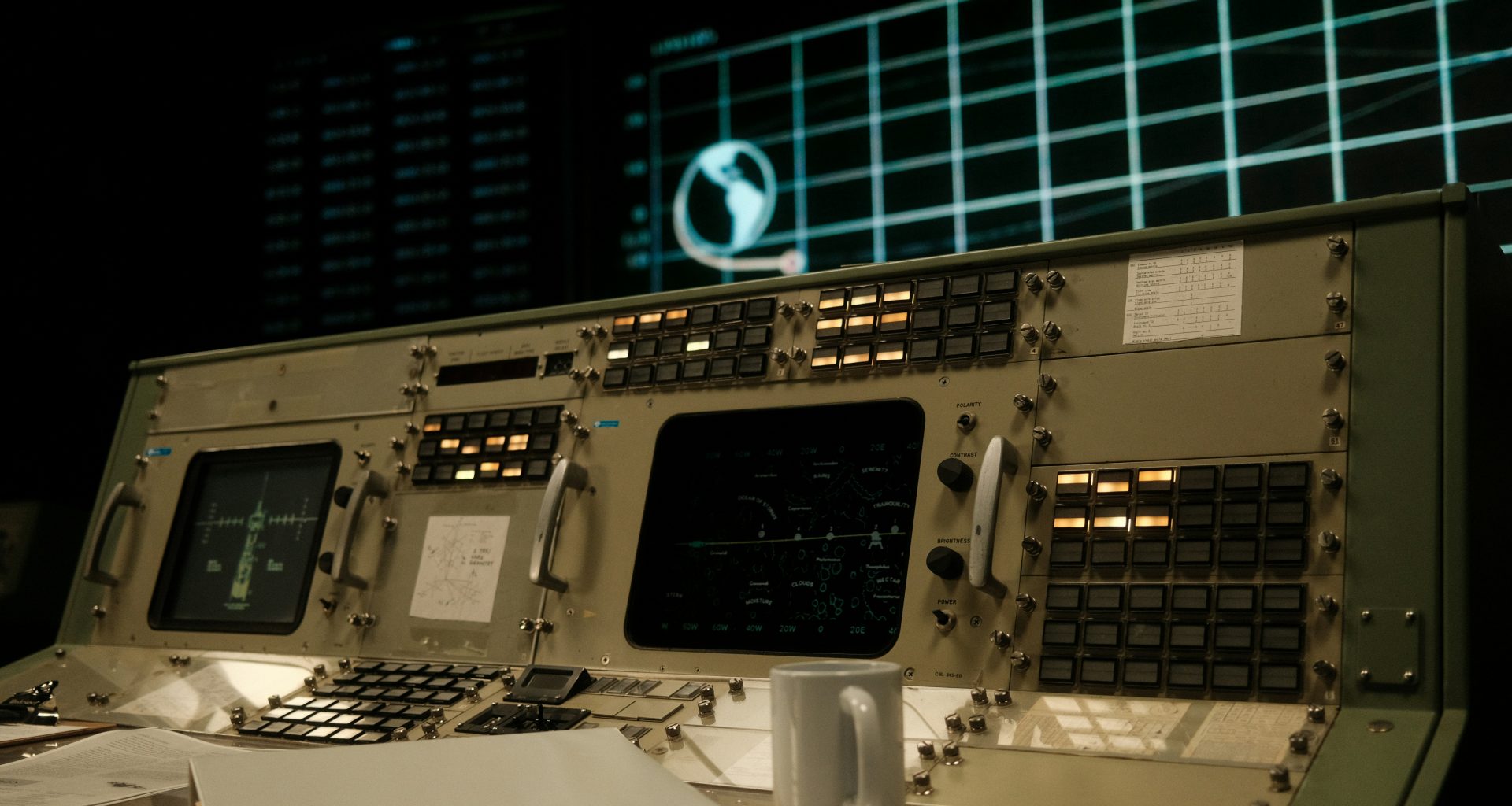 ein-schaltschrank-in-einem-gebaude-bei-nacht-rDyXca1ZGRI