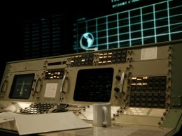 ein-schaltschrank-in-einem-gebaude-bei-nacht-rDyXca1ZGRI