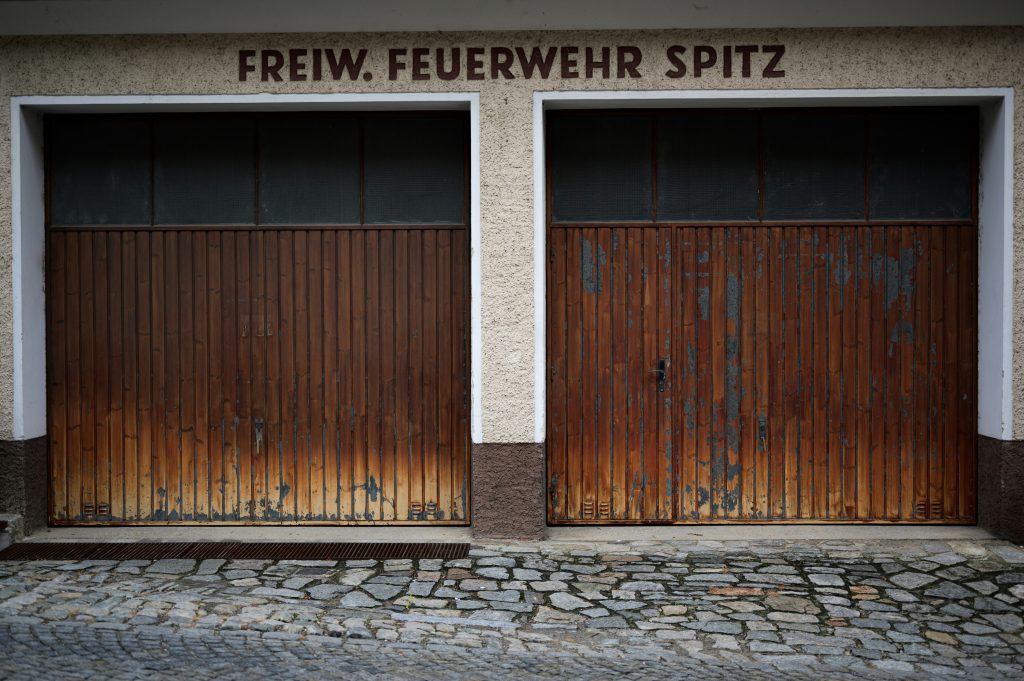 ein-paar-braune-garagentore-die-nebeneinander-sitzen-jwno9qq__IA