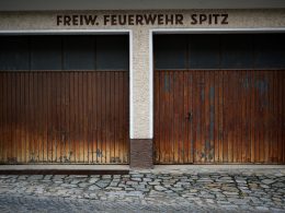 ein-paar-braune-garagentore-die-nebeneinander-sitzen-jwno9qq__IA