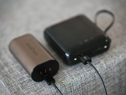 ein-paar-elektronische-gerate-die-auf-einem-bett-sitzen-8q8icoKEJIY