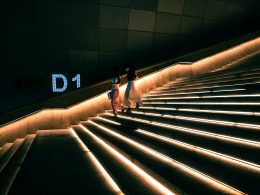 ein-paar-leute-die-eine-treppe-hinuntergehen-LoZaQLMc7N0