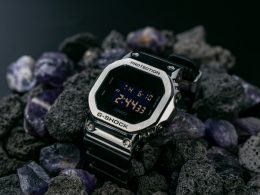 eine-digitaluhr-die-auf-einem-steinhaufen-sitzt-2VVTR-SOIPk