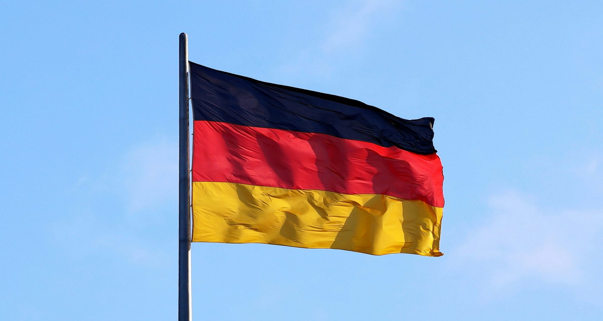 eine-flagge-auf-einem-mast-d_PAL46AdWY