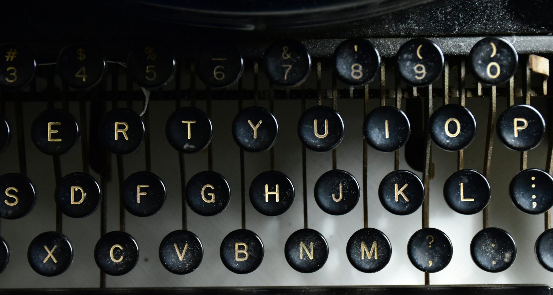 eine-gruppe-schwarzer-knopfe-QtdCaV6tYH0