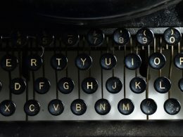 eine-gruppe-schwarzer-knopfe-QtdCaV6tYH0