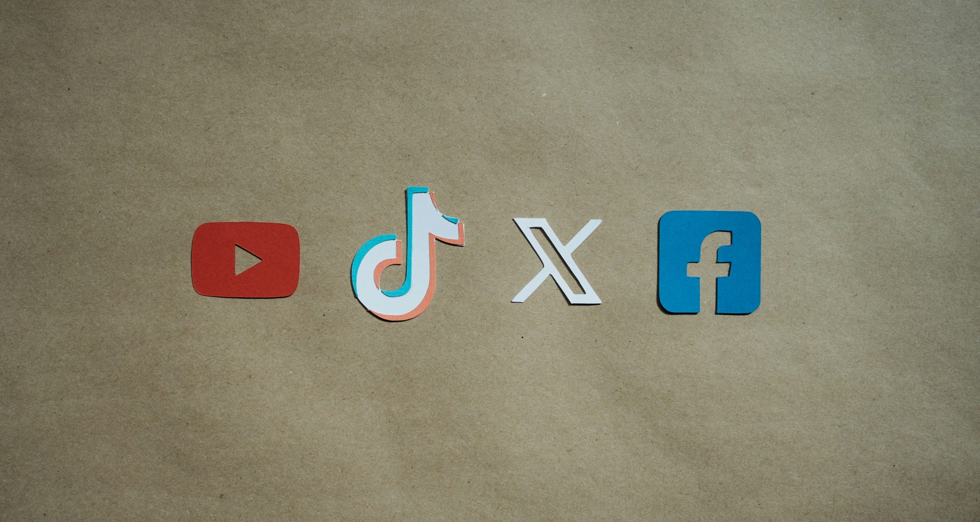 eine-gruppe-ausgeschnittener-buchstaben-die-das-wort-dxo-buchstabieren-KSl-dkCha14